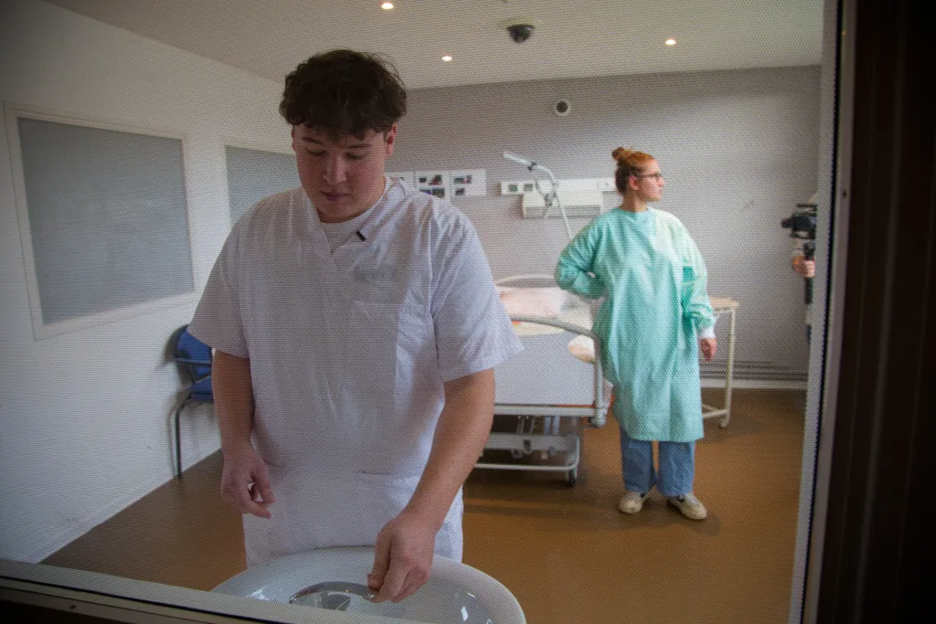 Reportage sur l'interview d'un apprenti AS dans la salle de simulation