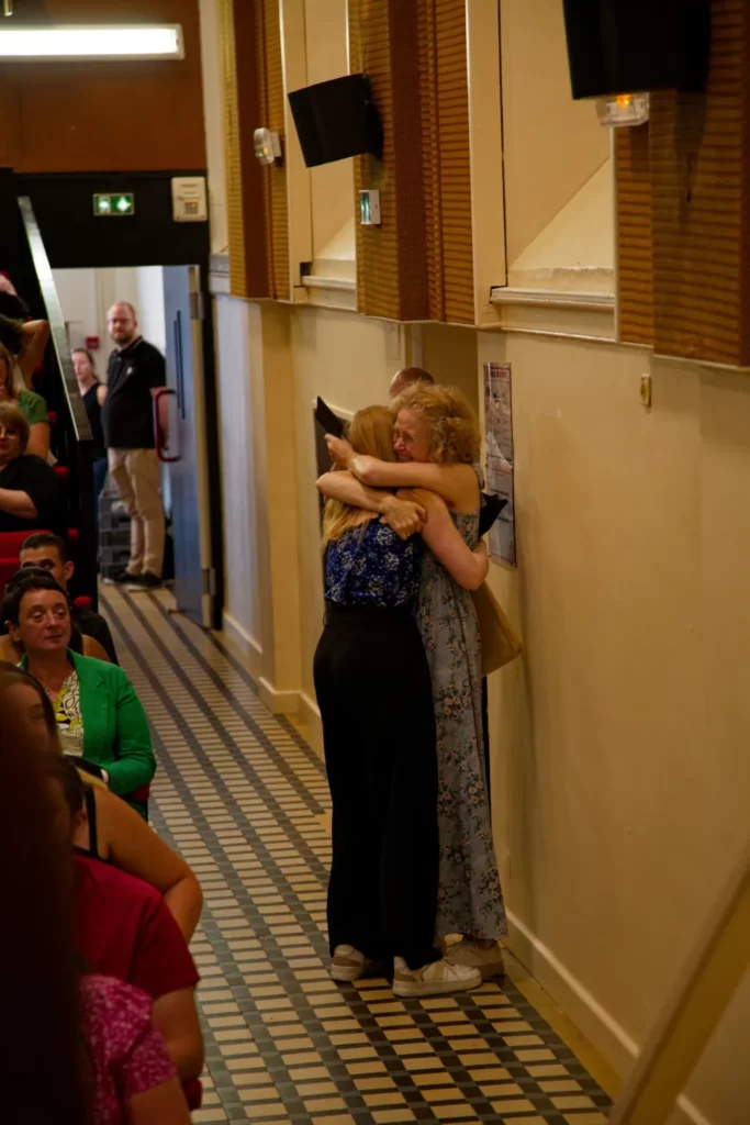 Un moment fort, une famille fait la surprise à leur fille : Coucou, nous sommes là ...