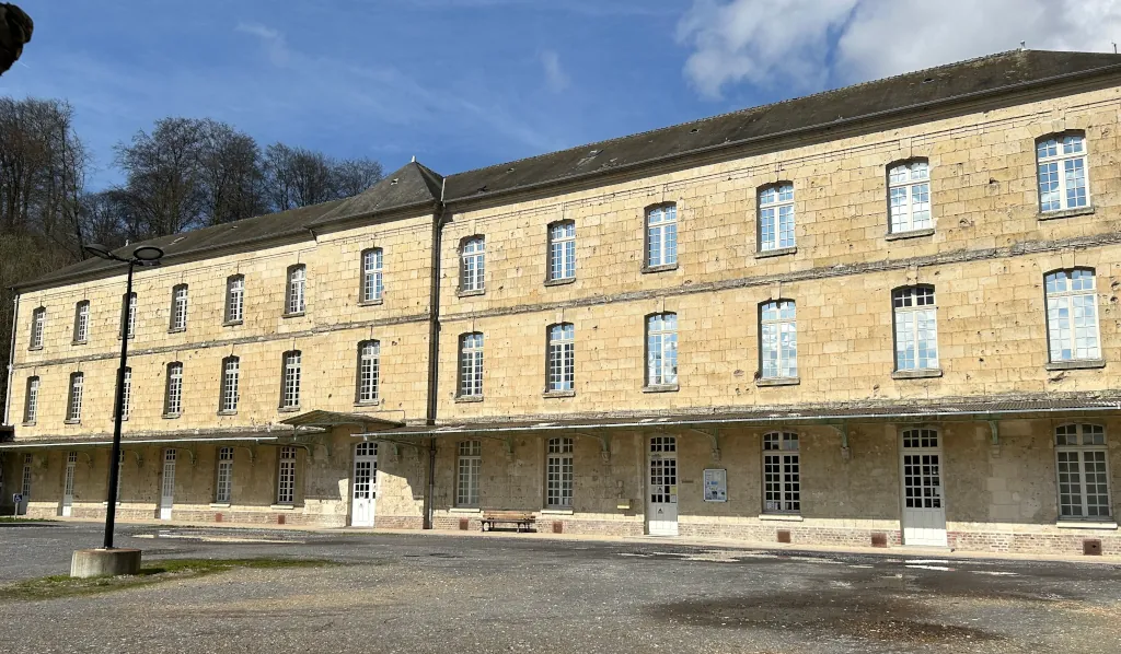 Bâtiment de cours et son parking