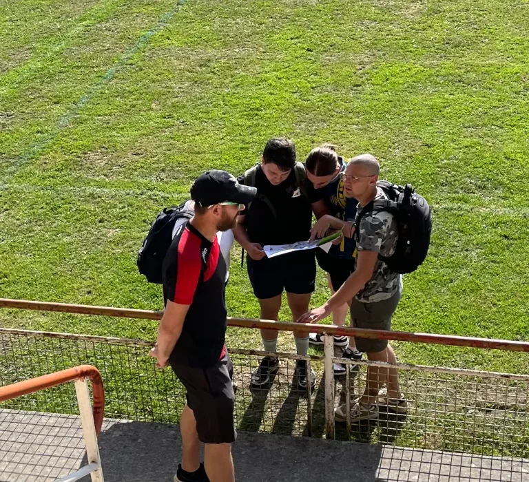 Un groupe découvre sa carte