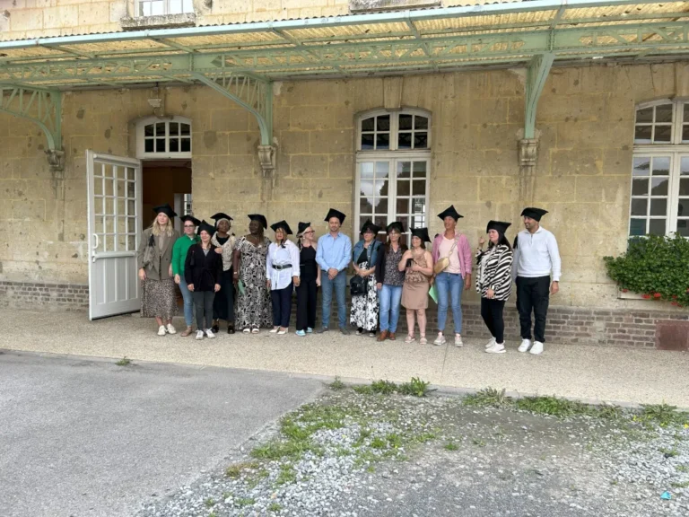 Une photo de groupe des diplômés