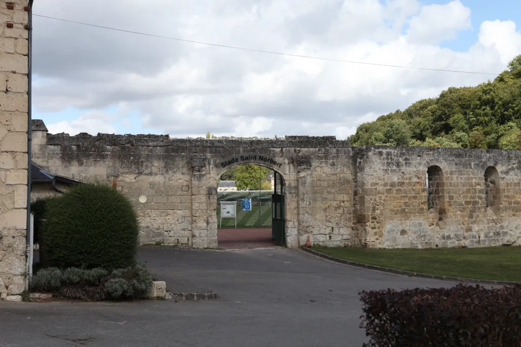 Stade Saint Norbert de Prémontré (vue de la porte d'entrée)